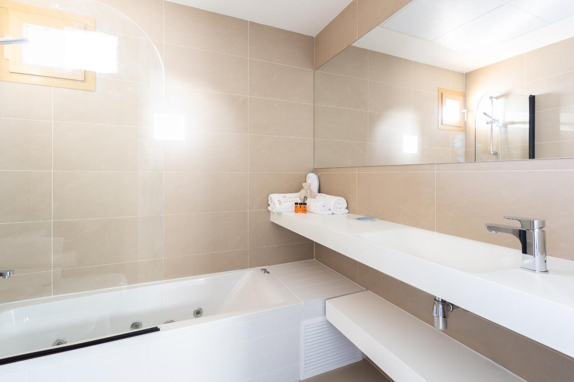 Intempo By Holuxe - 154 - 15Th Floor Apartment เบนิดอร์ม ภายนอก รูปภาพ